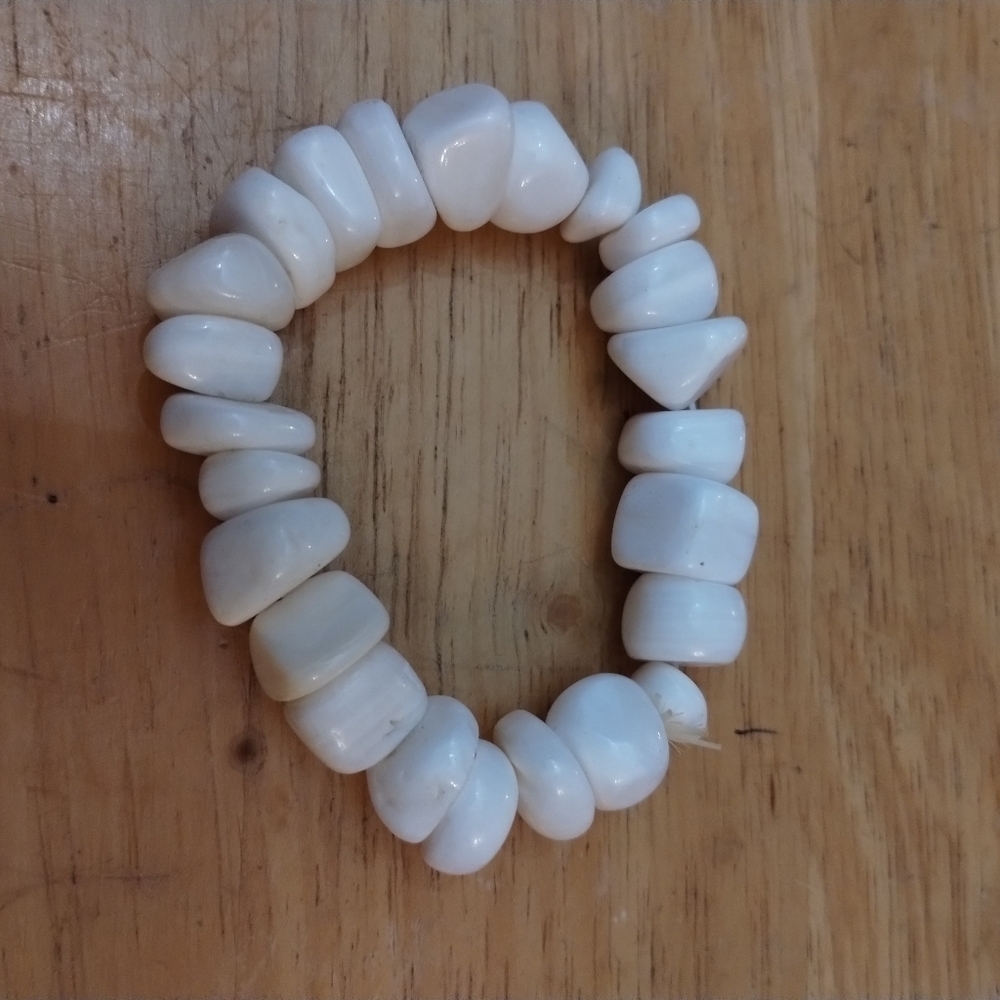 White bulky beaded stretchy bracelet